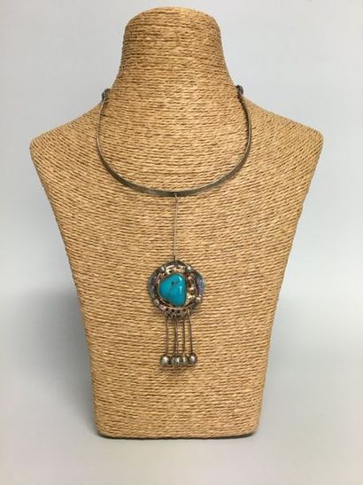 null Collier rigide en métal argenté à pendentif orné d'une turquoise et pampilles...