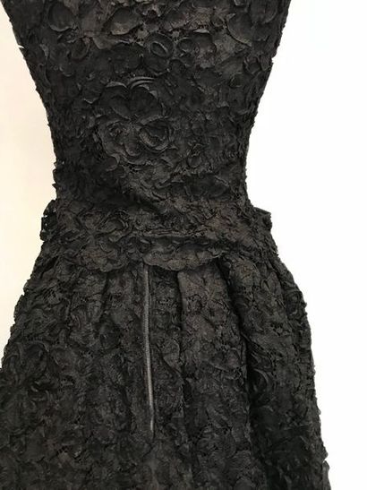 null NINA RICCI Paris 

Ensemble Robe et Haut à noeuds en dentelle noire, circa 50...