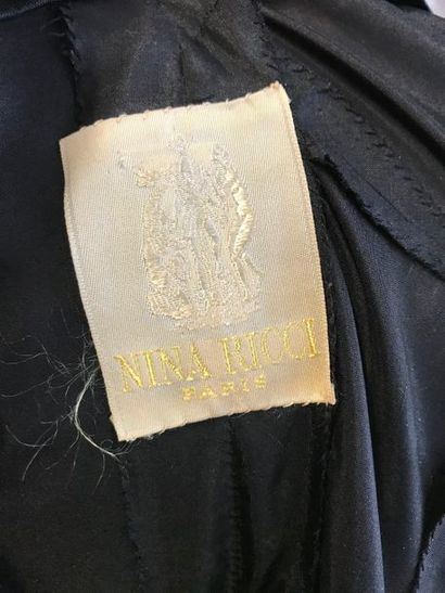 null NINA RICCI Paris 

Ensemble Robe et Haut à noeuds en dentelle noire, circa 50...