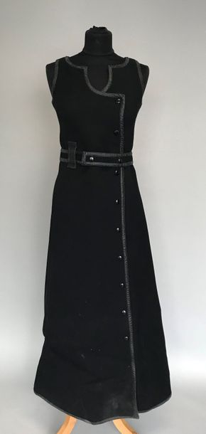 null COURREGES Paris n° 55278 

Robe longue sans manches ceinturée en lainage noir...