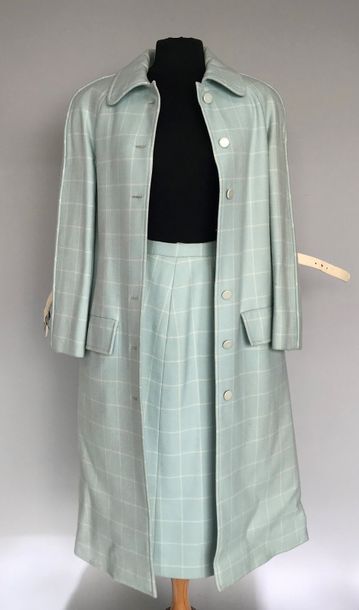 null NINA RICCI Paris 

Ensemble Manteau et Jupe en lainage bleu ciel à carreaux...