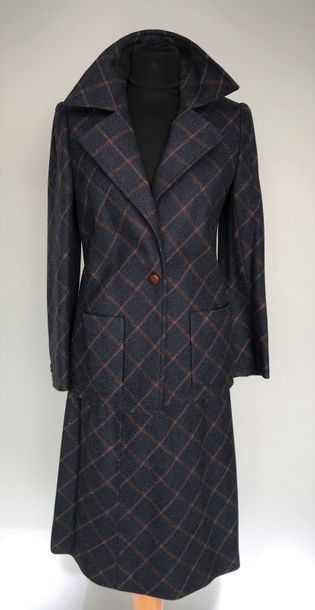 null NINA RICCI Paris 

Ensemble Manteau et Jupe en lainage bleu ardoise et carreaux...