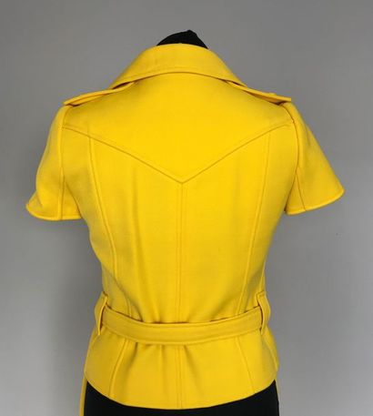 null COURREGES Paris n° 102321 

Tailleur pantalon en lainage citron avec ceinture...