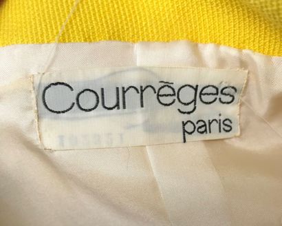 null COURREGES Paris n° 102321 

Tailleur pantalon en lainage citron avec ceinture...