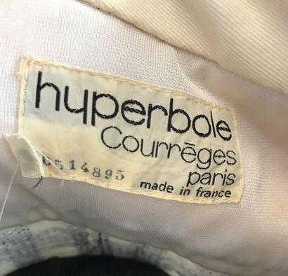 null HYPERBOLE COURREGES Paris n°0514895 

Tailleur pantalon en lainage bouclette...