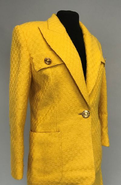 null NINA RICCI Paris
Tailleur en lainage tissé jaune citron - taille 38 (Un bouton...