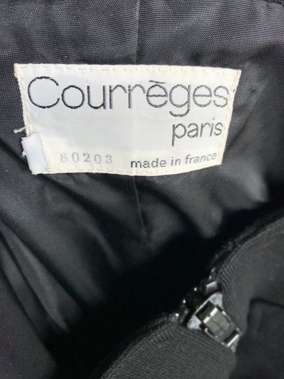 null COURREGES Paris n°80389 

Combinaison ceinturée sans manches et Blouson zippé...