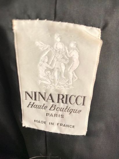 null NINA RICCI Haute Boutique Paris
Tailleur en lainage gauffré noir boutonnage...