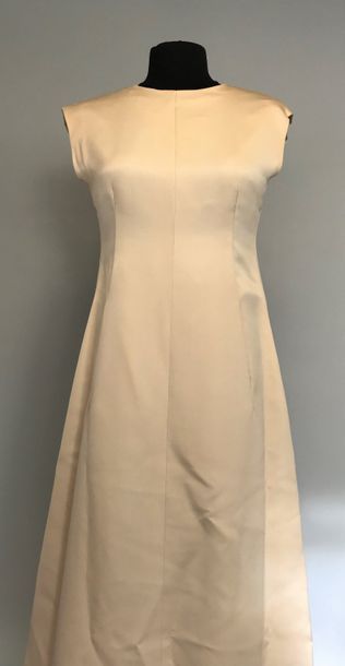 null NINA RICCI 

Robe Longue en satin de soie ivoire sans manches à grand plis creux...