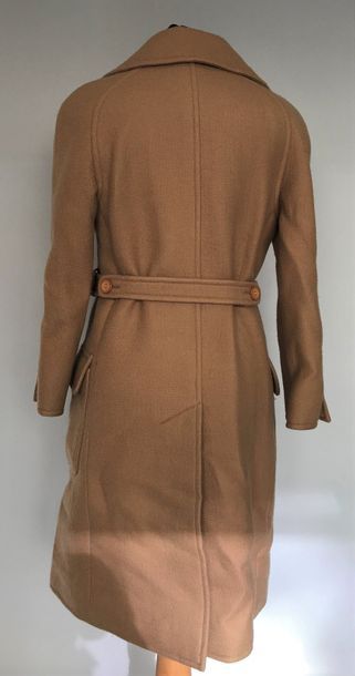 null NINA RICCI Paris 

Manteau en lainage beige avec ceinture (usures) 

Et 1 Jupe...