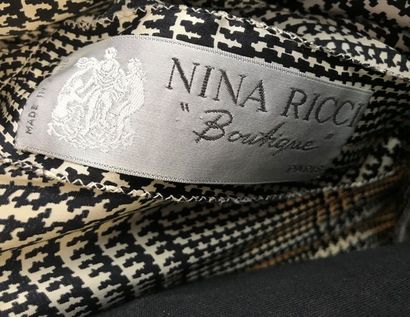 null NINA RICCI Boutique Paris
Robe longue chemiser en soie noire et blanche ceinture...