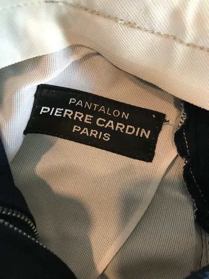 null PIERRE CARDIN 

Pantalon en lainage marine à poche zippée - taille 36
