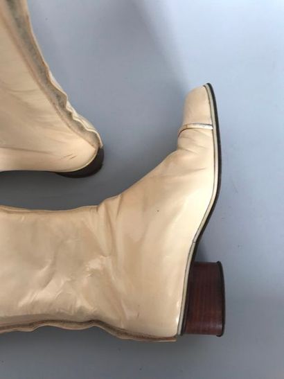 null COURREGES Paris 

Paire de bottes en cuir vernis ivoire, circa 70 - taille ...