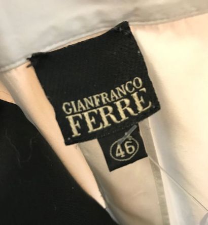 null GIAN FRANCO FERRE 

Surchemise en coton blanc boutonnage cabochon et dos à plis...