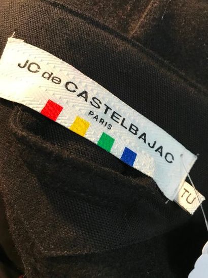 null Jean Charles de CASTELBAJAC 

Manteau cape en lainage noir à bordure effet papier...