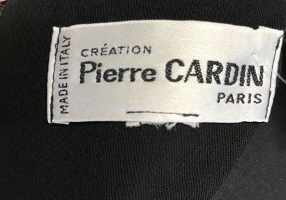 null Création PIERRE CARDIN Paris 

Robe en crêpe de laine noir à manches courtes...
