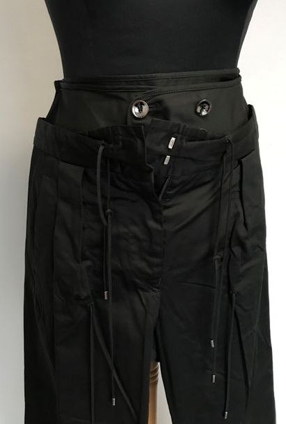null MARITHE-FRANCOIS GIRBAUD
Pantalon en coton noir - taille 40