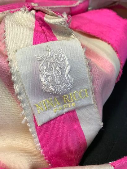 null NINA RICCI Paris 

Robe chemisier en shantung de soie rose et blanc boutons...