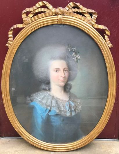  Ecole française du XVIIIème siècle 
Femme à la robe bleue 
Pastel ovale sur papier...