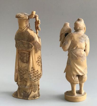 null JAPON, vers 1900
Deux personnages en ivoire l'un représentant un Sage tenant...