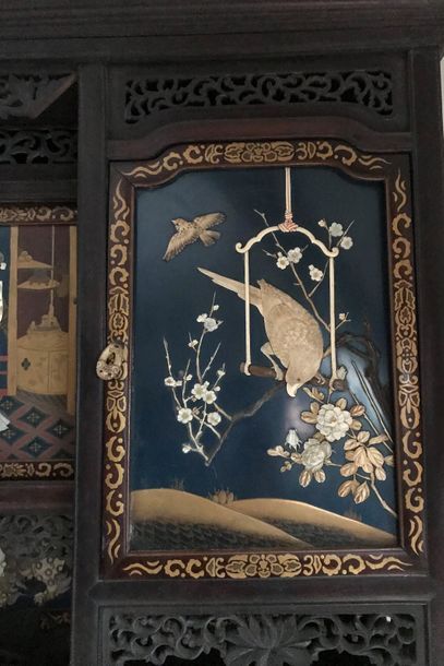 null JAPON - Époque MEIJI (1868-1912) 

Cabinet en bois exotique sculpté et mouluré,...