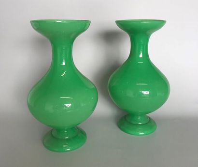 null Paire de vases balustre en verre opalin vert 

Hauteur : 29,5 cm