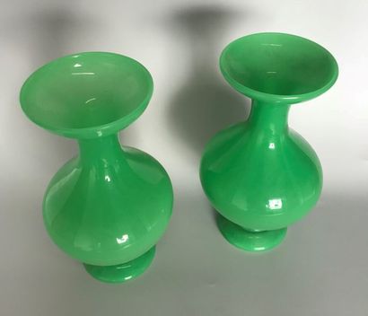 null Paire de vases balustre en verre opalin vert 

Hauteur : 29,5 cm