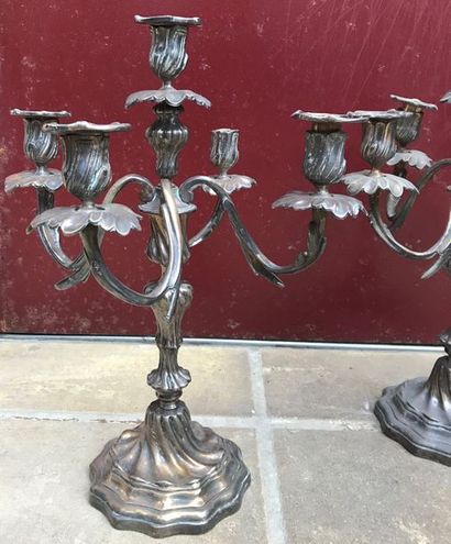 null 2 Paires de candélabres en bronze ciselé et argenté à 5 bras de lumières à décor...