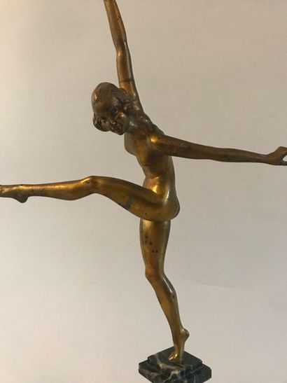null Enrique Molins BALLESTE (1893-1958)

Danseuse nu en bronze à patine or reposant...