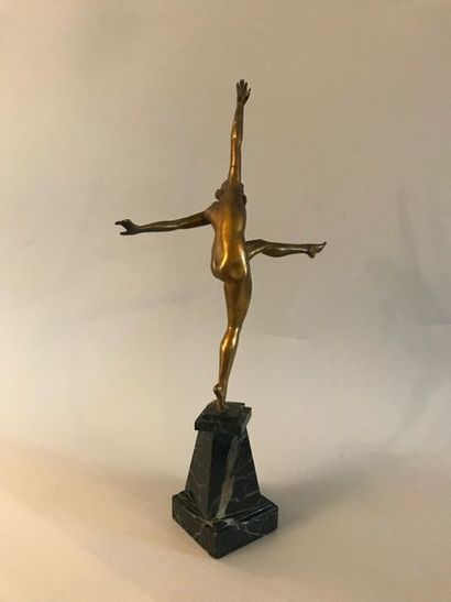 null Enrique Molins BALLESTE (1893-1958)

Danseuse nu en bronze à patine or reposant...