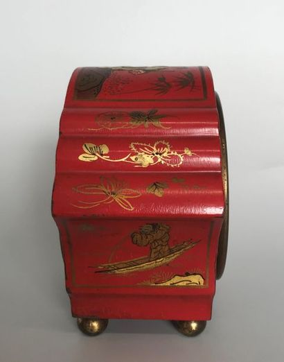 null ATO 

Pendulette de bureau en bois laqué rouge et or à décor japonisant 

12...