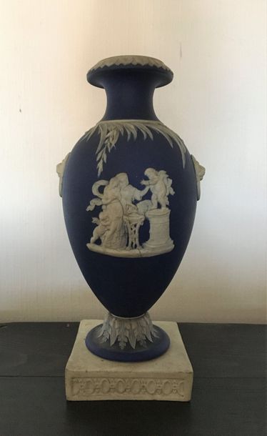 null WEDGWOOD
Vase ovoide sur base carrée à décor antiquisant sur fond bleu. XIXème...