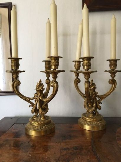 null Paire de flambeaux en bronze ciselé et doré à 3 feux de style Louis XVI. Epoque...