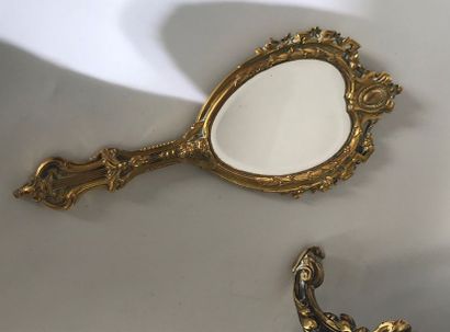 null Miroir de coiffeuse à poser en bronze doré à décor de filets enrubannés surmonté...