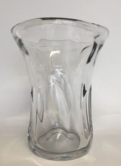 null CRISTALLERIE DE LORRAINE 

Grand vase en cristal modelé à chaud de forme mouvementée....