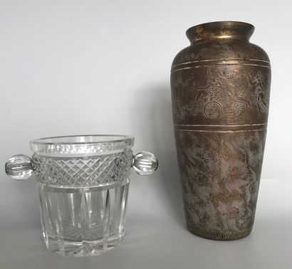 null Vase en verre doublé et laiton gravé de scènes antiquisantes - Hauteur : 25...