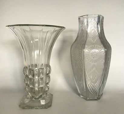 null Vase balustre en cristal gravé et taillé à décor floral - Hauteur: 35 cm (accident)...