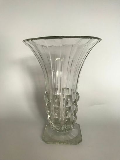 null Vase balustre en cristal gravé et taillé à décor floral - Hauteur: 35 cm (accident)...