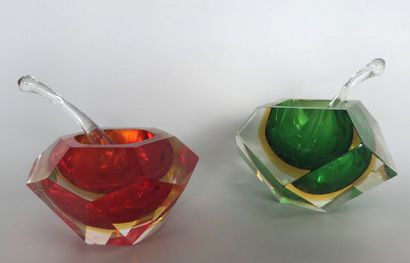 null 2 Cendriers en cristal à pans coupés vert et rouge et leur pilon. 

Diamètre...