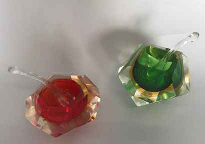 null 2 Cendriers en cristal à pans coupés vert et rouge et leur pilon. 

Diamètre...