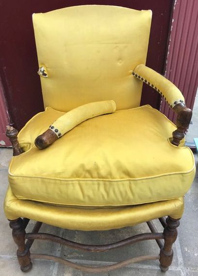 null Suite de 3 fauteuils en noyer tourné, garniture de tissus jaune
Travail provençal...