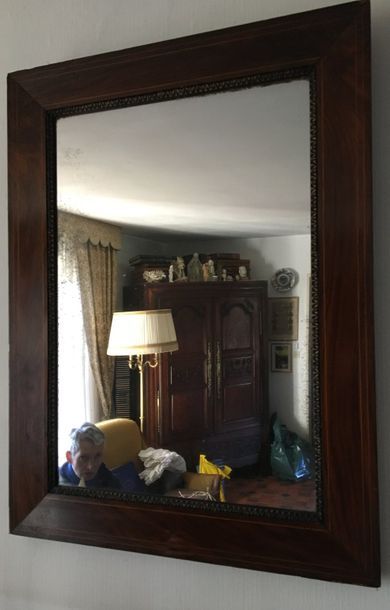 null Miroir en placage d'acajou et filet de bois clair 

Travail du XIXème siècle...
