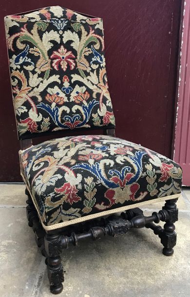 null Chaise d'enfant en bois tourné noirci de style Louis XIV, garniture de tapisserie...