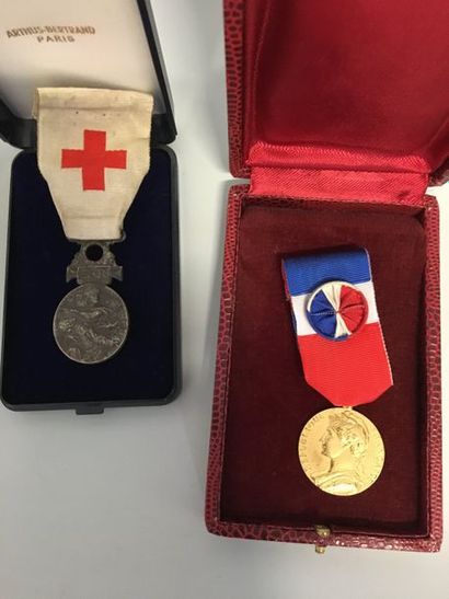  Lot comprenant 
1) Deux croix de la Légion d'honneur de chevalier IIIème République...