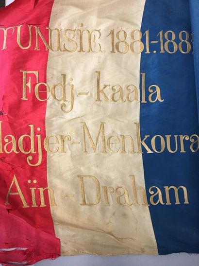 null Drapeau en soie portant les inscriptions " Tunisie 1881-1882 ", " Fidj Kaala...