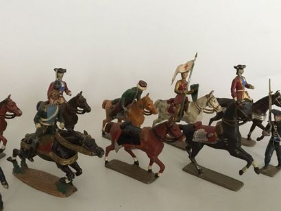 null Figurines en plomb CBG

1) Six cavaliers et trois chevaux

2) Quatorze piétons

Epoques...