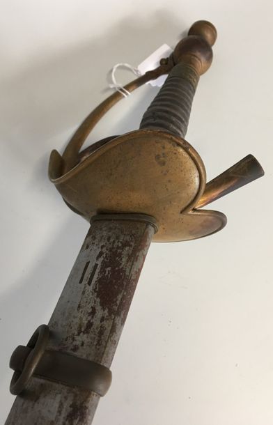 null (8) : Epée composite. Garde en bronze à coquille bivalve arrondie. Lame ornée...