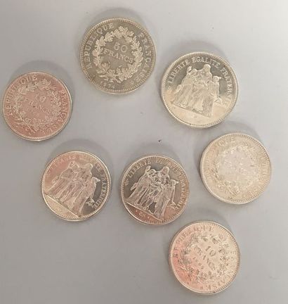 null PIECES EN ARGENT

Lot comprenant :

5 pièces de 10 FF en argent datées de 1965...