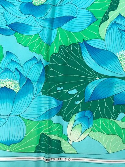 null HERMES Paris " Fleurs de lotus " par Christiane Vauzelles - Carré en soie vert,...