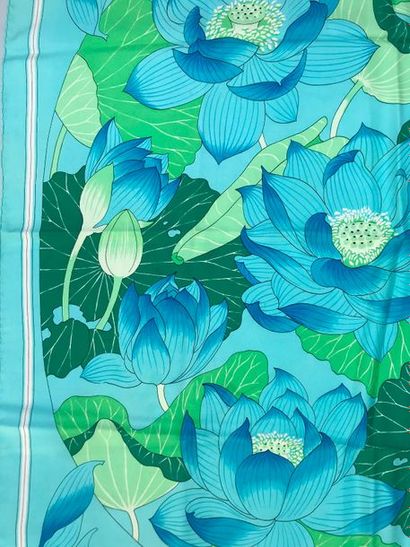 null HERMES Paris " Fleurs de lotus " par Christiane Vauzelles - Carré en soie vert,...